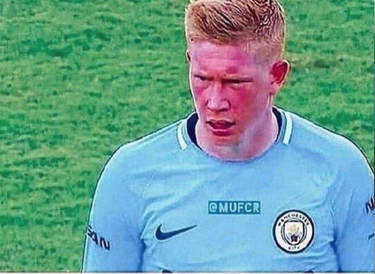 《球队Logo的设计美学：从经典排版到现代扁平化的转变》